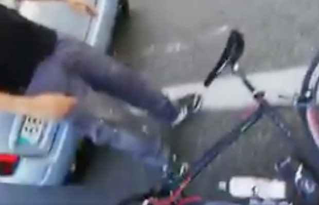 "Tenías que haberte matado", dos conductores amenazan y agreden a un ciclista